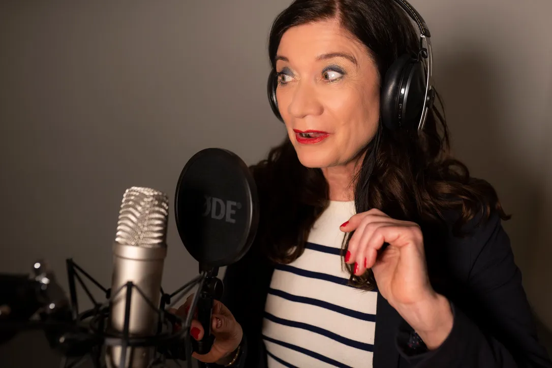 Susann Reckeweg spricht am Mikrofon im Studio